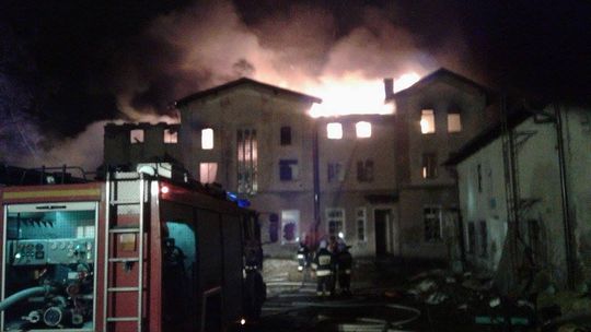 Trwa ogromny pożar w Wejherowie. Wszystkie zastępy straży w gotowości. (Zobacz film i foto)