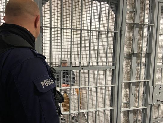 26-latek z Gdyni zatrzymany za graffiti. Niszczył mienie na ulicy Przemysłowej i ks. Heyki