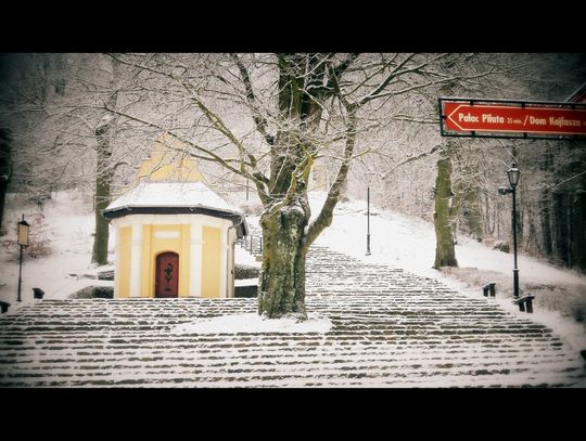 Będzie sypać śniegiem. Powieje, a nawet...zagrzmi. Nadchodzi zmiana pogody.