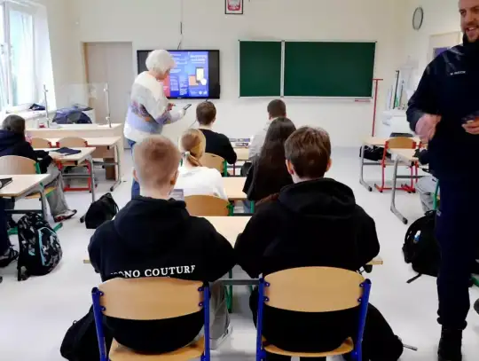 Bezpieczny nastolatek online. Policjanci z Wejherowa ostrzegają przed hejtem i przemocą