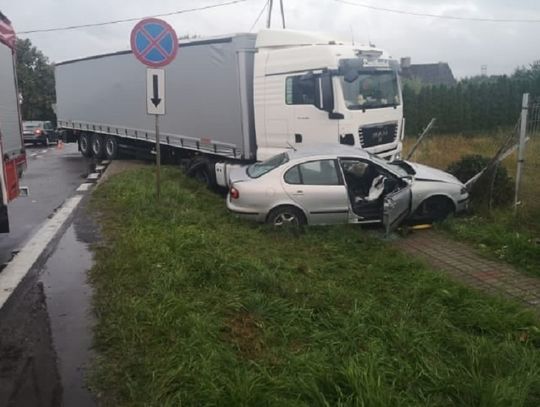 Bożepole Wielkie. Zderzenie osobówki z pojazdem ciężarowym. 