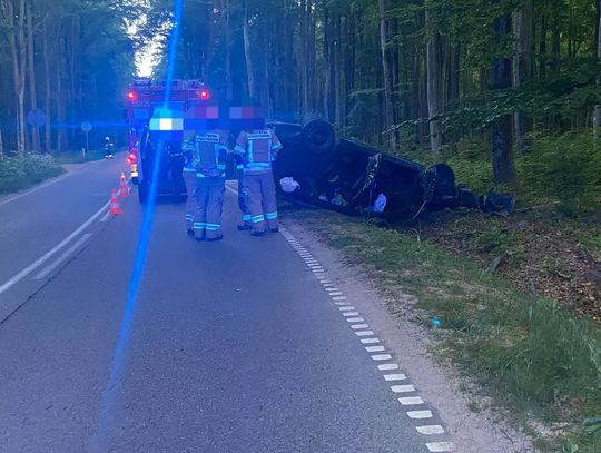 Był pod wpływem narkotyków i nie posiadał uprawnień. Uderzył samochodem w drzewo