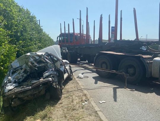 Ciężarówką uderzył w tył samochodu osobowego. Policjanci zatrzymali kierowcy prawo jazdy