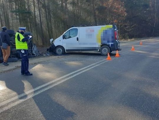 Czołowe zderzenie  w Sychowie. Mazda przewróciła się na dach