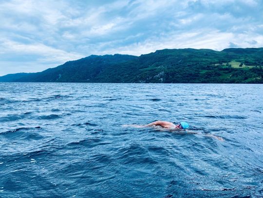 Dogadał się z potworem z Loch Ness. Rumianin przepłynął szkockie jezioro, by wesprzeć szpitale