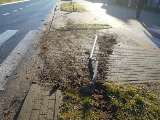 Dokonała zniszczeń mienia publicznego i uciekła, ale ... zostawiła tablicę rejestracyjną.