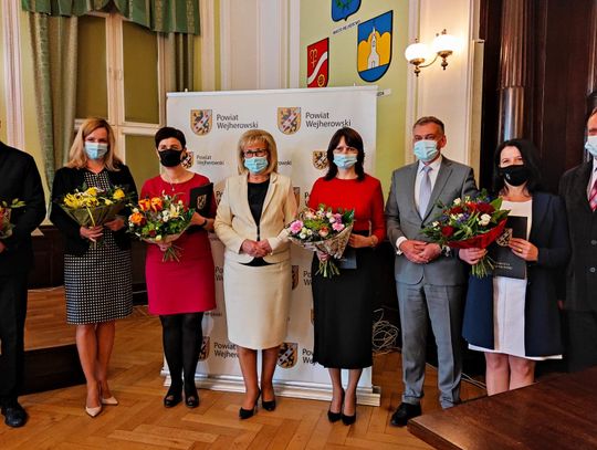 Dyrektorzy szkół powiatowych. Wręczono akty powierzenia