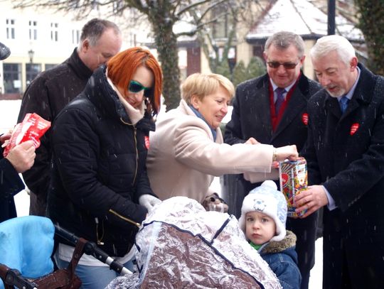 Dziś zbierają pieniądze. W Wejherowie nie brakuje wolontariuszy i osób wspierających WOŚP. (zobacz foto)