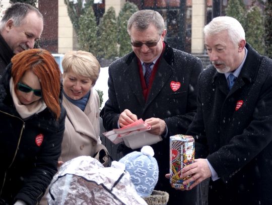 Idealny przykład. Pomagają wszyscy. Nie zabrakło też władz miasta.