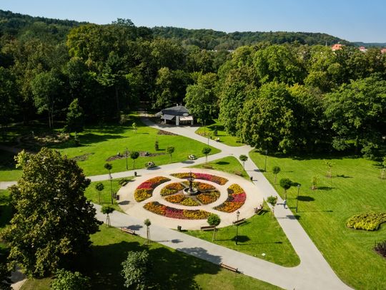 "Jedzą, piją, lulki palą, tańce, hulanka, swawola" w wejherowskim parku