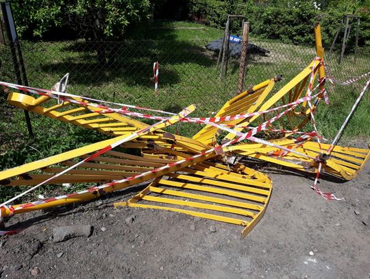 Kierował, choć nie posiada prawa jazdy. Uderzył w spacerującą rodzinę... 