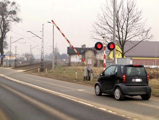 Kierowco zatrzymaj się! Przejazdy kolejowe i zderzenia aut z pociagiem.