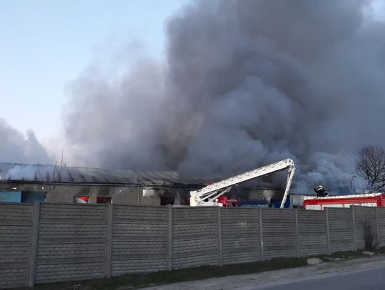 Kłęby dymu nad Gościcinem. Pożar hali...