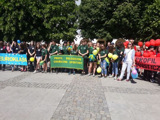 Ku czci patrona szkoły i założyciela miasta. Na plac Wejhera. 