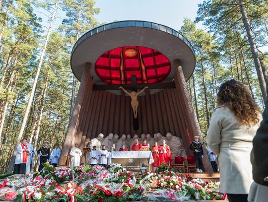 Ku pamięci... Uroczystości w Lesie Piaśnickim.