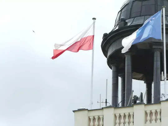 Letni klimat miasta tworzy park, rzeka Reda i fontanny – idealne warunki do spacerów