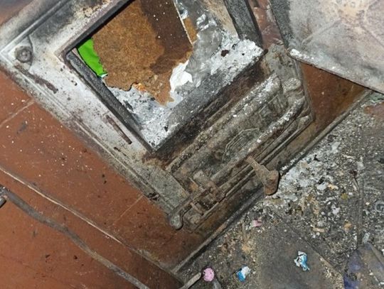 Ma gdzieś zakazy. Puszczał głośno muzykę i palił w piecu szkodliwymi materiałami...