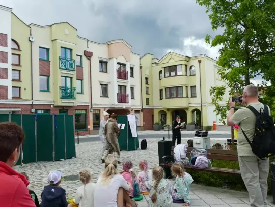 Magiczne popołudnia pod chmurką! Wesołe Czwartki to teatr, animacje i twórcze warsztaty.