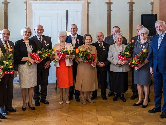 Medale za długoletnie pożycie małżeńskie. Pól wieku i 60 lat razem...