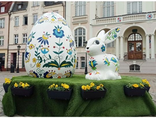 Megapisanka i zajączek na rynku wejherowskim. Kaszubskie akcenty