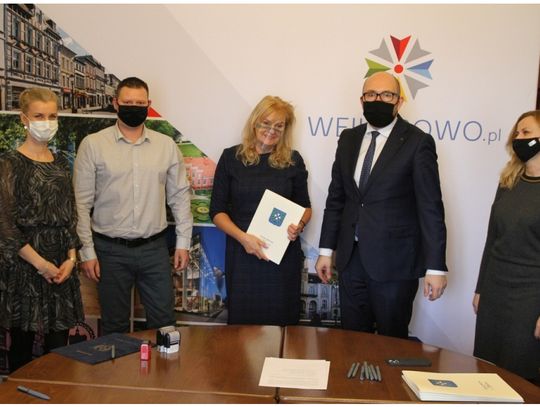 Miejskie dotacje. Podpisanie umów z organizacjami pozarządowymi 