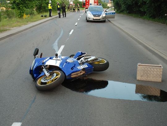 Motocyklista uderzył w słup