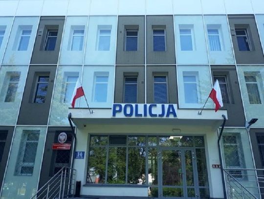 Nie miała maseczki, więc...? Uderzyła policjanta