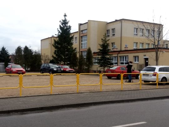 Nowy parking przy szkole. Rodzicu nie parkuj już na jezdni. Czy będzie zatem bezpieczniej?