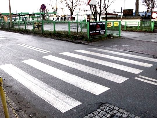 Odblaski, widoczność, wypadki... Nie bagatelizuj tego. W powiecie wejherowskim coraz więcej wypadków z udziałem pieszych. 