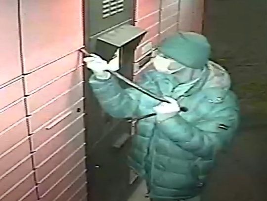 Okradli paczkomat. Szuka ich policja. (Zobacz film z kradzieży)