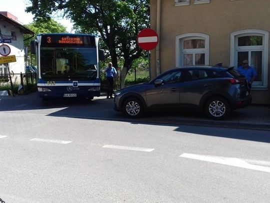 Opóźnienie autobusów przez niewłaściwe parkowanie auta. Pojazd odholowano na parking policyjny