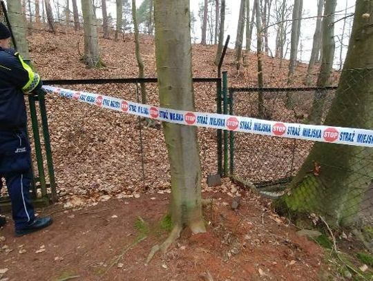 Pocisk koło kortów. Wczoraj go nie było...?