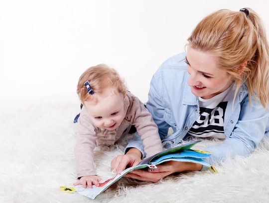 Poczytaj mi mamo, tato! Zalety wspólnego czytania