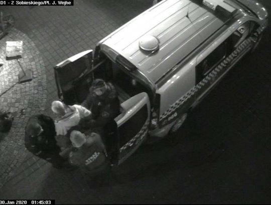 Podał fałszywe dane. Okazało się, że jest poszukiwany przez policje