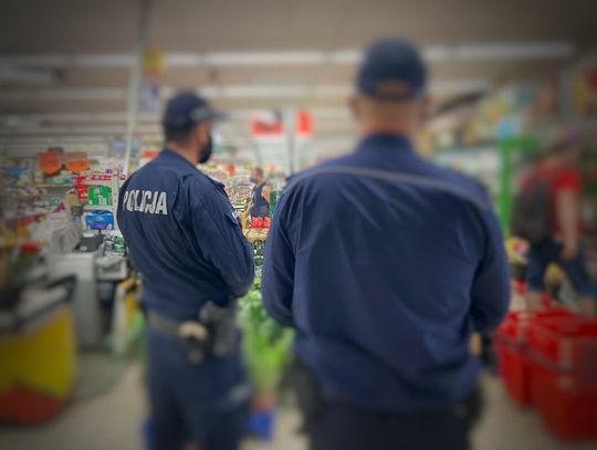 Policjanci kontrolują miejsca publiczne. Przestrzeganie obostrzeń