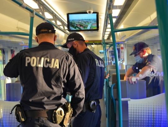 Policjanci przypominają. Obostrzenia wciąż trwają