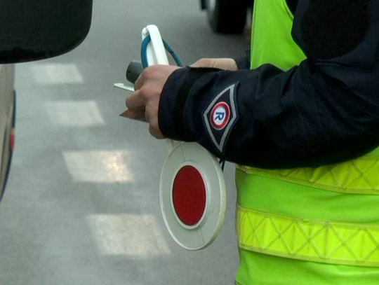 Policjanci zatrzymali kierowców. Jeden pod wpływem narkotyków, drugi prowadził z sądowym zakazem