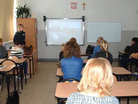 Policjantki szkoliły nauczycieli na temat zagrożeń turystycznych