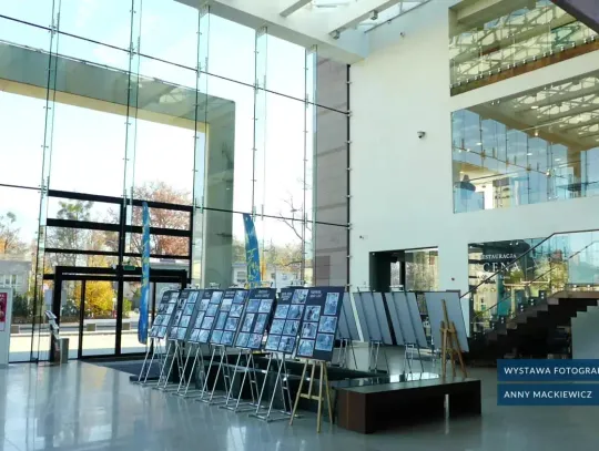 Pomorskie tradycje w obiektywie – wystawa Anny Maćkiewicz w foyer Filharmonii Kaszubskiej