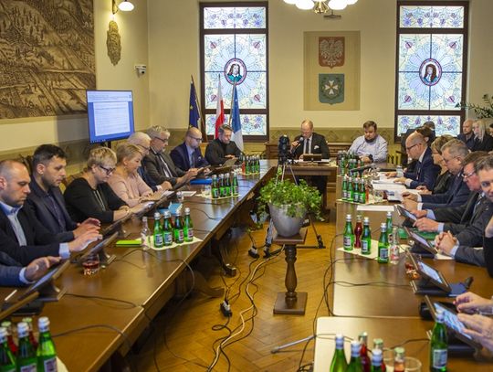 Poszerzenie cmentarza i udzielenie dotacji. Sesja miejska