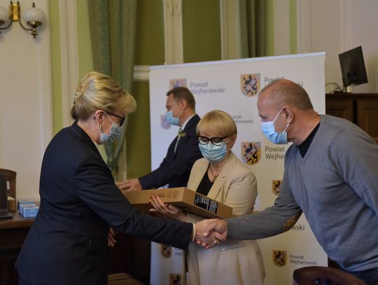 Powiat przekazał laptopy. Dodatkowe wyposażenie szkół w Wejherowie i Rumi