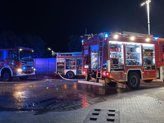 Pożar na Przemysłowej. Ogień strawił halę, odzież i samochód ciężarowy...