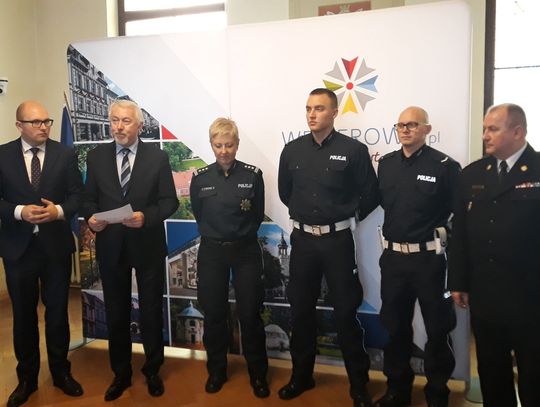 Prezydent nagrodził dzielnych policjantów. Pomogli w ratowaniu ludzi z płonącego budynku...