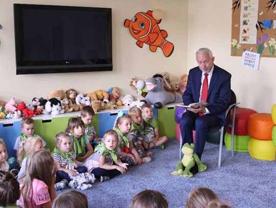 Prezydent Wejherowa czytał dzieciom. Spotkanie w bibliotece 