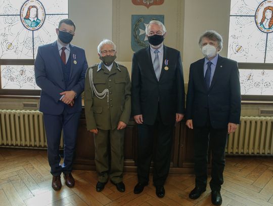 Prezydent Wejherowa uhonorowany. Wyjątkowy medal od żołnierzy Armii Krajowej 
