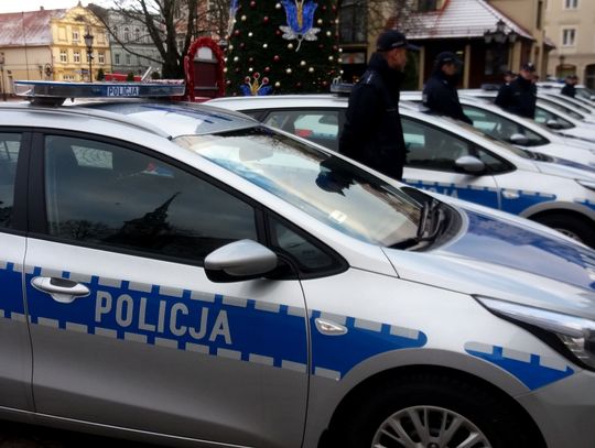 Przed wejherowskim Ratuszem pojawiło sie mnóstwo policjantów i radiowozów. To historyczna chwila...