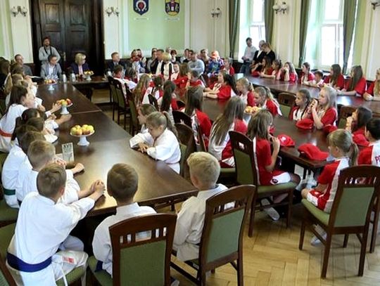 Przedstawiciele sztuk walki i tańca w starostwie.  Przyszli z rodzicami...