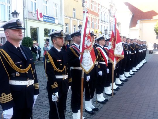 Przekazanie repliki sztandaru...