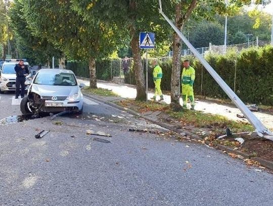 Rajd ulicami Wejherowa. Zniszczone barierki, słup, a fragmenty samochodu w różnych częściach miasta