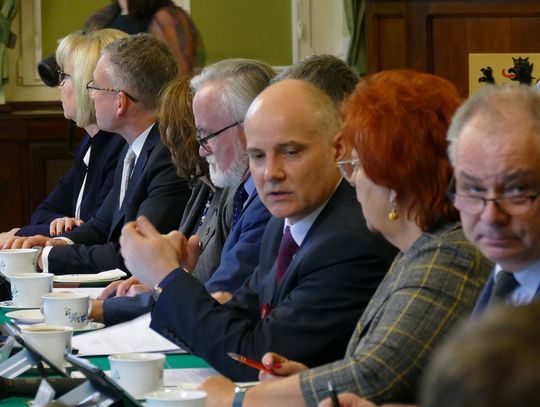 Sesja  w powiecie wejherowskim. Rozbudowa kolejnej szkoły i dalsze modernizacje dróg